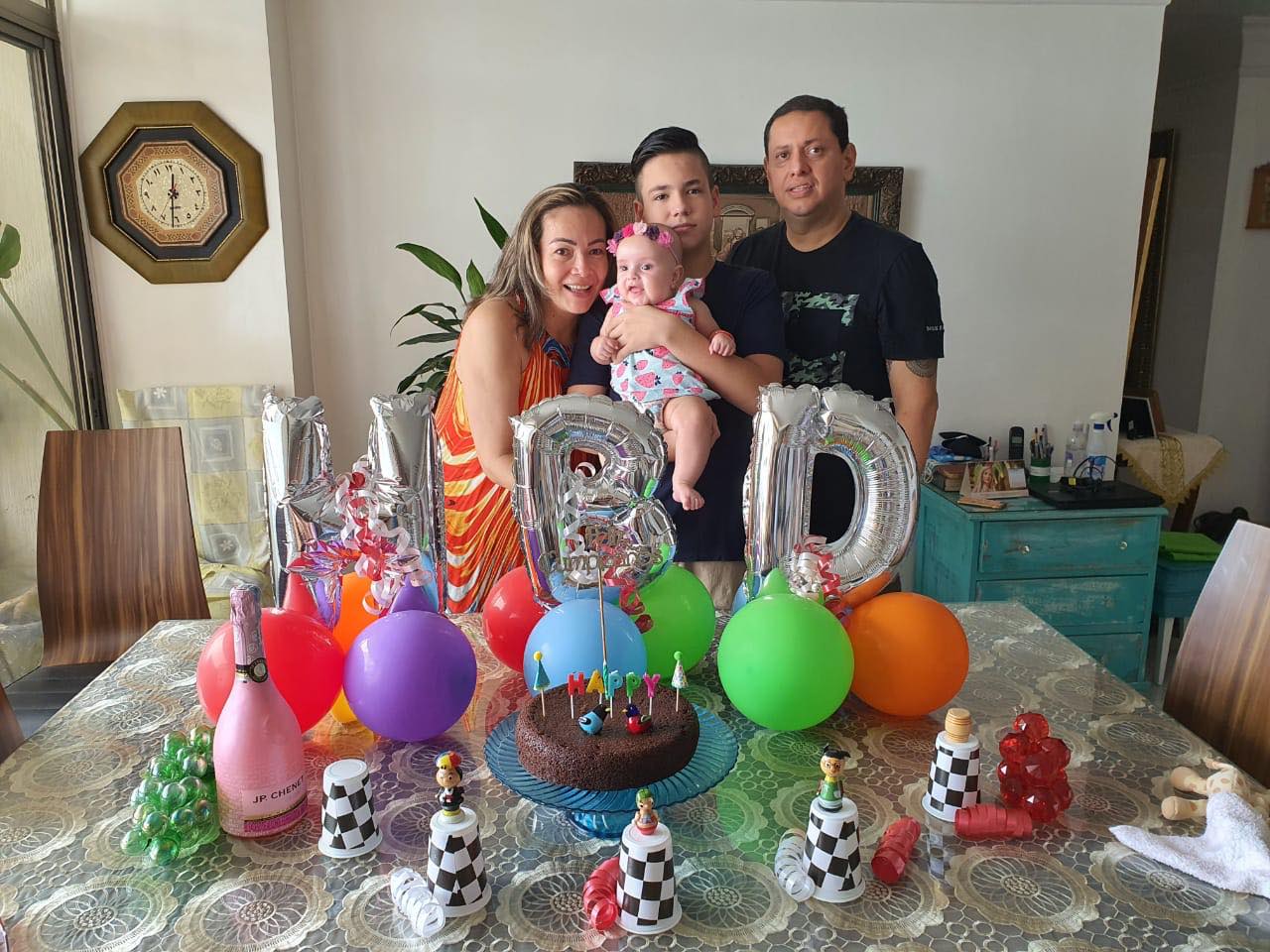Tatiana Jiménez, Salomón Vargas Jiménez cargando a la pequeña Guadalupe Castro y Jaime Castro.